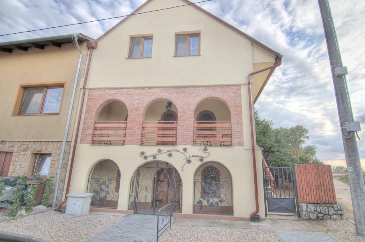 Vinny Sklep A Ubytovani U Rebendu Tvrdonice Exteriör bild